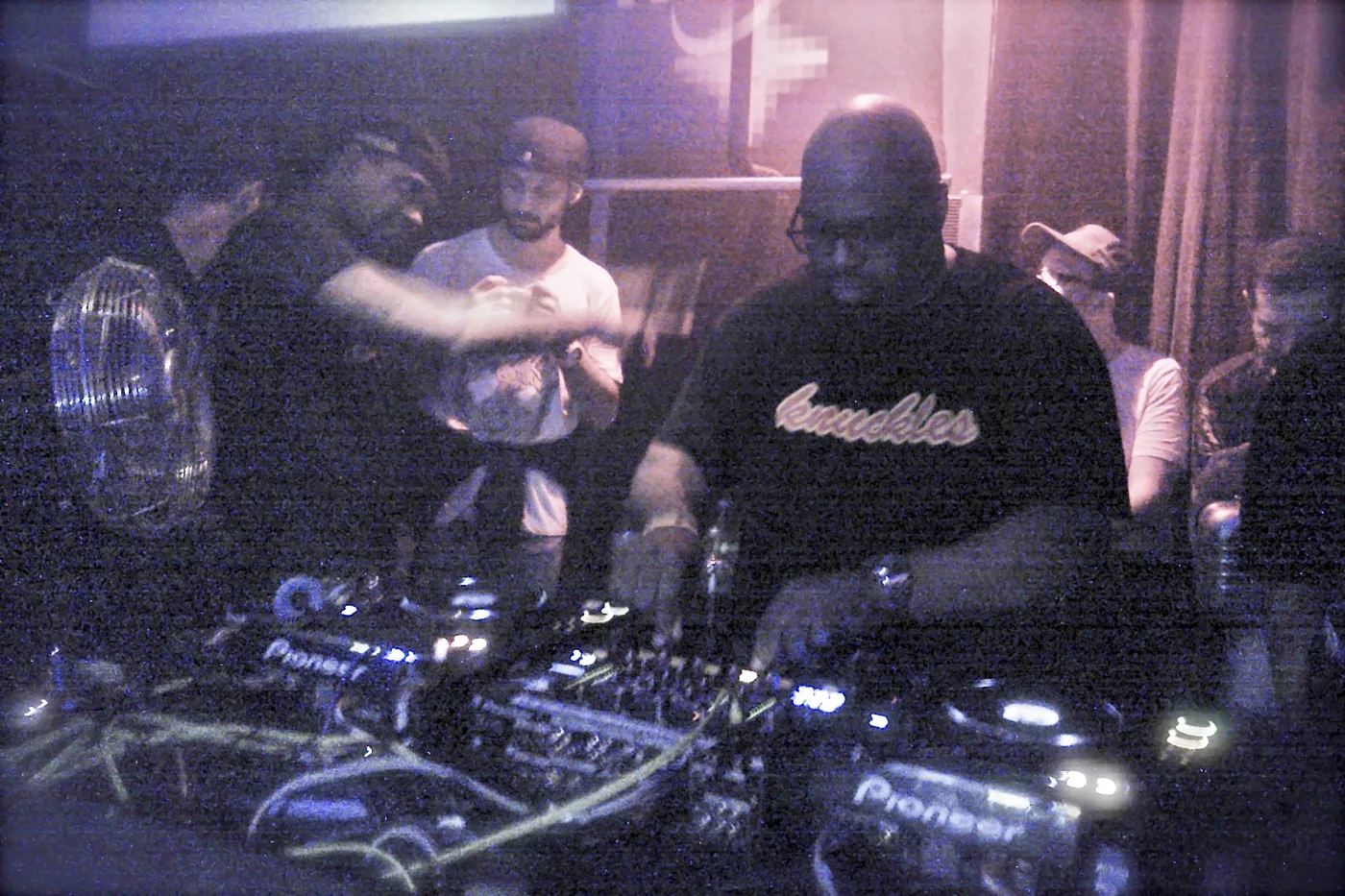 Frankie Knuckles valdo muziką už DJ pulto klube.